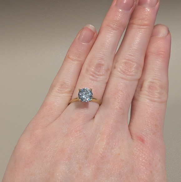 Jewelry - Elegant 10K Gold Diamond Ring
